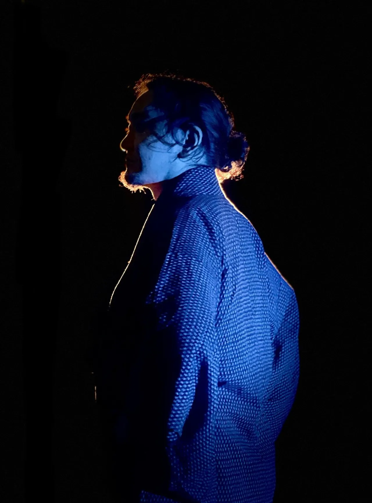 Single-source profile in blue