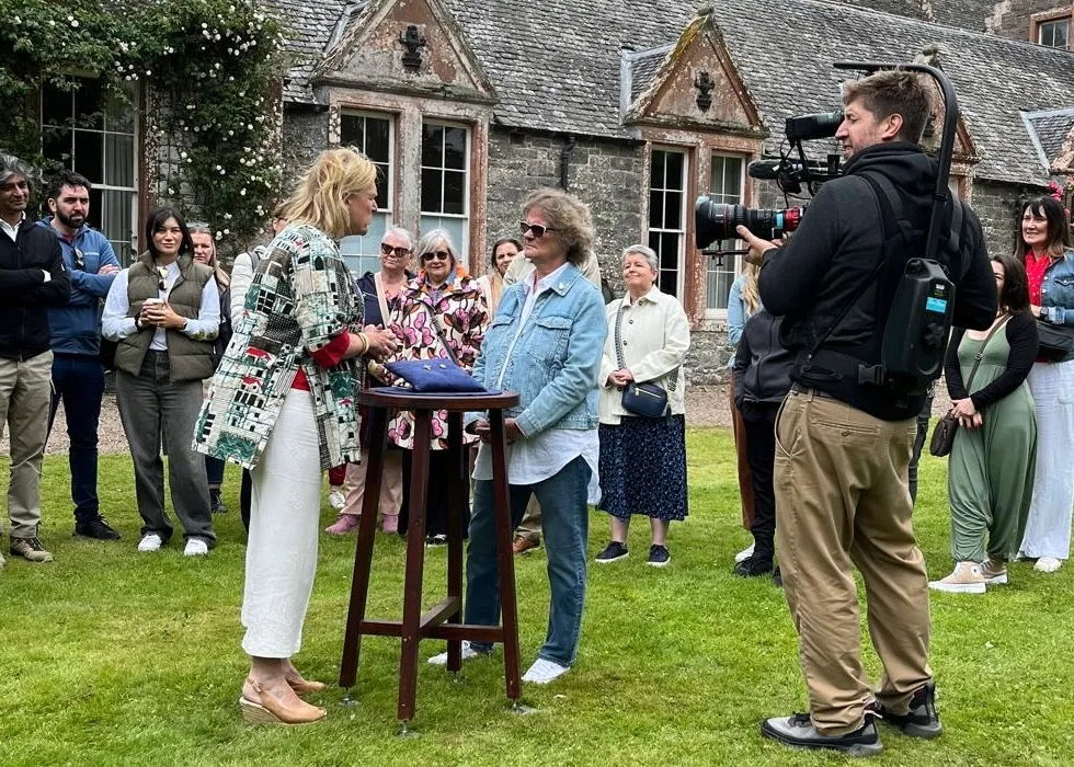 Keith Ingram operating a shoulder-mounted camera on an Antiques Roadshow valuation, BBC